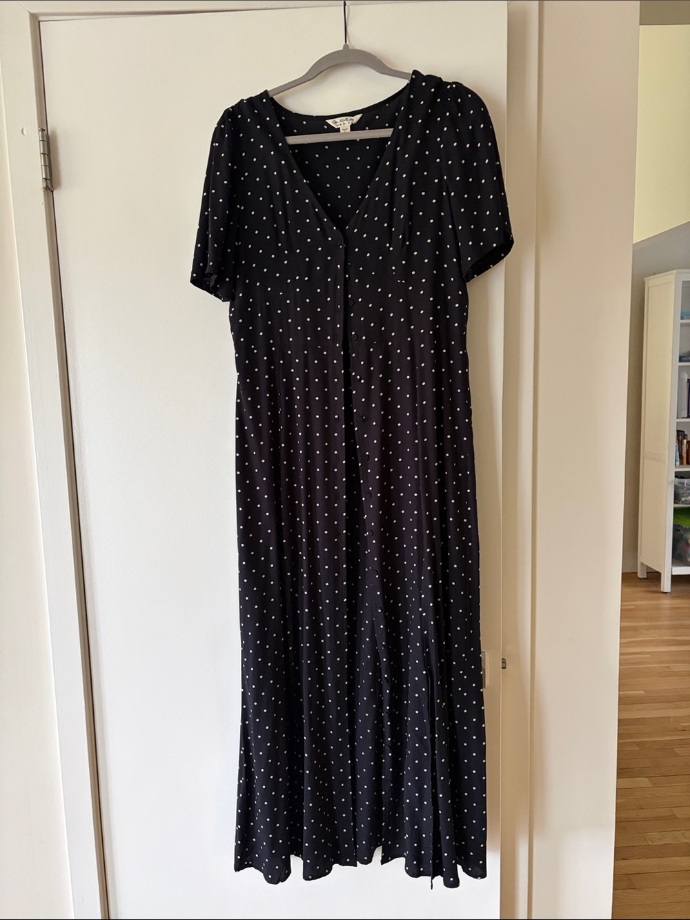 Black Polka Dot Maxi Dress with V-Neck and Short Sleeves